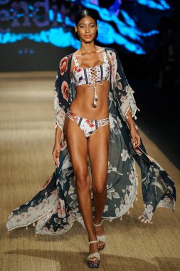 Miami Beach, Fl - 13 Temmuz: Bir modeli pist için Agua Bendita sırasında Paraiso Moda Fuarı'nda Paraiso çadır üzerinde 13 Temmuz 2018 Miami Beach, Florida yürür.                              