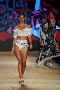 Miami Beach, Fl - 13 Temmuz: Bir modeli pist için Agua Bendita sırasında Paraiso Moda Fuarı'nda Paraiso çadır üzerinde 13 Temmuz 2018 Miami Beach, Florida yürür.                              