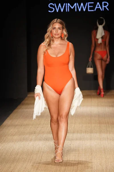 Miami Beach Luglio Una Modella Percorre Passerella Del Monday Swimwear — Foto Stock