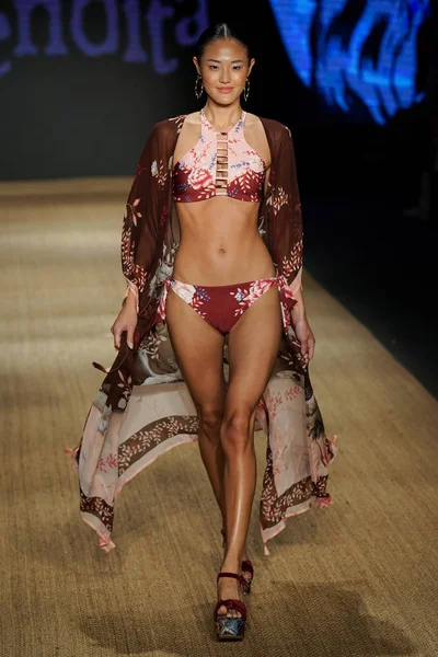 Miami Beach, Fl - 13 Temmuz: Bir modeli pist için Agua Bendita sırasında Paraiso Moda Fuarı'nda Paraiso çadır üzerinde 13 Temmuz 2018 Miami Beach, Florida yürür.                              