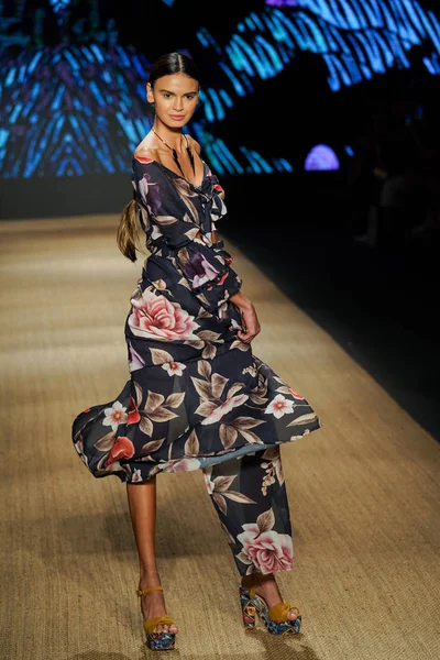 Miami Beach July Model Walks Runway Agua Bendita Paraiso Fashion — Stock Photo, Image