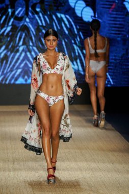 Miami Beach, Fl - 13 Temmuz: Bir modeli pist için Agua Bendita sırasında Paraiso Moda Fuarı'nda Paraiso çadır üzerinde 13 Temmuz 2018 Miami Beach, Florida yürür.                              