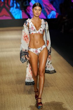 Miami Beach, Fl - 13 Temmuz: Bir modeli pist için Agua Bendita sırasında Paraiso Moda Fuarı'nda Paraiso çadır üzerinde 13 Temmuz 2018 Miami Beach, Florida yürür.                              