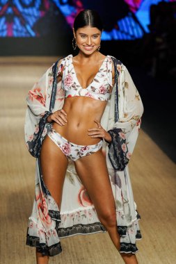 Miami Beach, Fl - 13 Temmuz: Bir modeli pist için Agua Bendita sırasında Paraiso Moda Fuarı'nda Paraiso çadır üzerinde 13 Temmuz 2018 Miami Beach, Florida yürür.                              