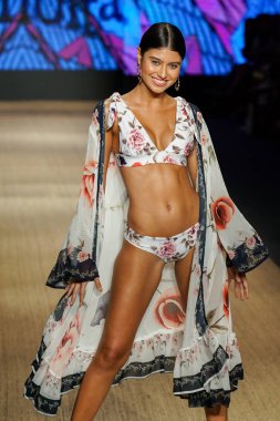 Miami Beach, Fl - 13 Temmuz: Bir modeli pist için Agua Bendita sırasında Paraiso Moda Fuarı'nda Paraiso çadır üzerinde 13 Temmuz 2018 Miami Beach, Florida yürür.                              