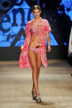 Miami Beach, Fl - 13 Temmuz: Bir modeli pist için Agua Bendita sırasında Paraiso Moda Fuarı'nda Paraiso çadır üzerinde 13 Temmuz 2018 Miami Beach, Florida yürür.                              