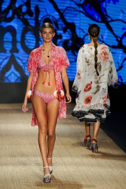 Miami Beach, Fl - 13 Temmuz: Bir modeli pist için Agua Bendita sırasında Paraiso Moda Fuarı'nda Paraiso çadır üzerinde 13 Temmuz 2018 Miami Beach, Florida yürür.                              