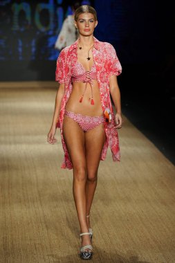 Miami Beach, Fl - 13 Temmuz: Bir modeli pist için Agua Bendita sırasında Paraiso Moda Fuarı'nda Paraiso çadır üzerinde 13 Temmuz 2018 Miami Beach, Florida yürür.                              