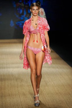 Miami Beach, Fl - 13 Temmuz: Bir modeli pist için Agua Bendita sırasında Paraiso Moda Fuarı'nda Paraiso çadır üzerinde 13 Temmuz 2018 Miami Beach, Florida yürür.                              