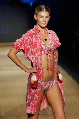 Miami Beach, Fl - 13 Temmuz: Bir modeli pist için Agua Bendita sırasında Paraiso Moda Fuarı'nda Paraiso çadır üzerinde 13 Temmuz 2018 Miami Beach, Florida yürür.                              