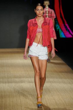 Miami Beach, Fl - 13 Temmuz: Bir modeli pist için Agua Bendita sırasında Paraiso Moda Fuarı'nda Paraiso çadır üzerinde 13 Temmuz 2018 Miami Beach, Florida yürür.                              