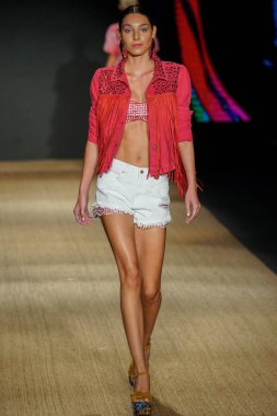 Miami Beach, Fl - 13 Temmuz: Bir modeli pist için Agua Bendita sırasında Paraiso Moda Fuarı'nda Paraiso çadır üzerinde 13 Temmuz 2018 Miami Beach, Florida yürür.                              