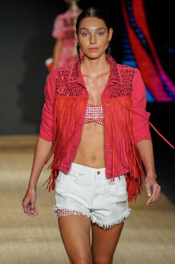 Miami Beach, Fl - 13 Temmuz: Bir modeli pist için Agua Bendita sırasında Paraiso Moda Fuarı'nda Paraiso çadır üzerinde 13 Temmuz 2018 Miami Beach, Florida yürür.                              