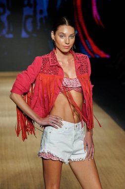 Miami Beach, Fl - 13 Temmuz: Bir modeli pist için Agua Bendita sırasında Paraiso Moda Fuarı'nda Paraiso çadır üzerinde 13 Temmuz 2018 Miami Beach, Florida yürür.                              