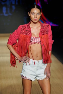 Miami Beach, Fl - 13 Temmuz: Bir modeli pist için Agua Bendita sırasında Paraiso Moda Fuarı'nda Paraiso çadır üzerinde 13 Temmuz 2018 Miami Beach, Florida yürür.                              