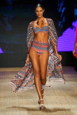 Miami Beach, Fl - 13 Temmuz: Bir modeli pist için Agua Bendita sırasında Paraiso Moda Fuarı'nda Paraiso çadır üzerinde 13 Temmuz 2018 Miami Beach, Florida yürür.                              