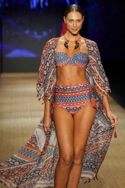 Miami Beach, Fl - 13 Temmuz: Bir modeli pist için Agua Bendita sırasında Paraiso Moda Fuarı'nda Paraiso çadır üzerinde 13 Temmuz 2018 Miami Beach, Florida yürür.                              