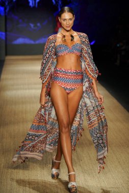 Miami Beach, Fl - 13 Temmuz: Bir modeli pist için Agua Bendita sırasında Paraiso Moda Fuarı'nda Paraiso çadır üzerinde 13 Temmuz 2018 Miami Beach, Florida yürür.                              