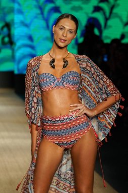 Miami Beach, Fl - 13 Temmuz: Bir modeli pist için Agua Bendita sırasında Paraiso Moda Fuarı'nda Paraiso çadır üzerinde 13 Temmuz 2018 Miami Beach, Florida yürür.                              