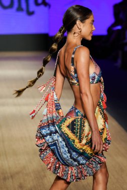 Miami Beach, Fl - 13 Temmuz: Bir modeli pist için Agua Bendita sırasında Paraiso Moda Fuarı'nda Paraiso çadır üzerinde 13 Temmuz 2018 Miami Beach, Florida yürür.                              
