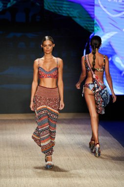 Miami Beach, Fl - 13 Temmuz: Bir modeli pist için Agua Bendita sırasında Paraiso Moda Fuarı'nda Paraiso çadır üzerinde 13 Temmuz 2018 Miami Beach, Florida yürür.                              