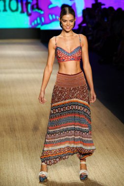 Miami Beach, Fl - 13 Temmuz: Bir modeli pist için Agua Bendita sırasında Paraiso Moda Fuarı'nda Paraiso çadır üzerinde 13 Temmuz 2018 Miami Beach, Florida yürür.                              