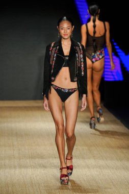 Miami Beach, Fl - 13 Temmuz: Bir modeli pist için Agua Bendita sırasında Paraiso Moda Fuarı'nda Paraiso çadır üzerinde 13 Temmuz 2018 Miami Beach, Florida yürür.                              