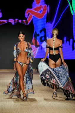 Miami Beach, Fl - 13 Temmuz: Bir modeli pist için Agua Bendita sırasında Paraiso Moda Fuarı'nda Paraiso çadır üzerinde 13 Temmuz 2018 Miami Beach, Florida yürür.                              
