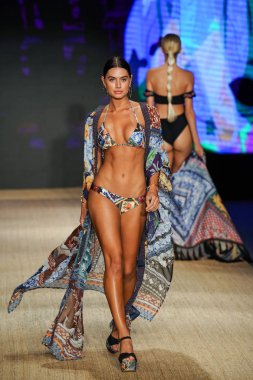 Miami Beach, Fl - 13 Temmuz: Bir modeli pist için Agua Bendita sırasında Paraiso Moda Fuarı'nda Paraiso çadır üzerinde 13 Temmuz 2018 Miami Beach, Florida yürür.                              