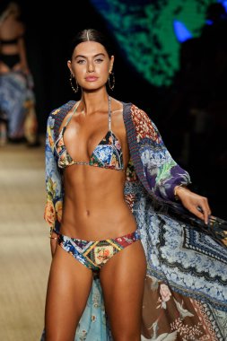 Miami Beach, Fl - 13 Temmuz: Bir modeli pist için Agua Bendita sırasında Paraiso Moda Fuarı'nda Paraiso çadır üzerinde 13 Temmuz 2018 Miami Beach, Florida yürür.                              