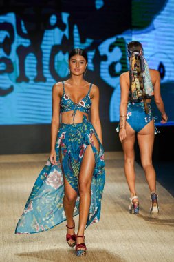Miami Beach, Fl - 13 Temmuz: Bir modeli pist için Agua Bendita sırasında Paraiso Moda Fuarı'nda Paraiso çadır üzerinde 13 Temmuz 2018 Miami Beach, Florida yürür.                              