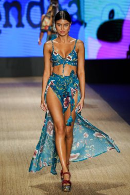 Miami Beach, Fl - 13 Temmuz: Bir modeli pist için Agua Bendita sırasında Paraiso Moda Fuarı'nda Paraiso çadır üzerinde 13 Temmuz 2018 Miami Beach, Florida yürür.                              