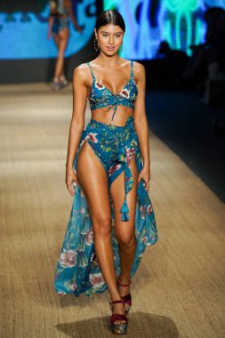 Miami Beach, Fl - 13 Temmuz: Bir modeli pist için Agua Bendita sırasında Paraiso Moda Fuarı'nda Paraiso çadır üzerinde 13 Temmuz 2018 Miami Beach, Florida yürür.                              