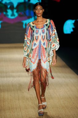 Miami Beach, Fl - 13 Temmuz: Bir modeli pist için Agua Bendita sırasında Paraiso Moda Fuarı'nda Paraiso çadır üzerinde 13 Temmuz 2018 Miami Beach, Florida yürür.                              