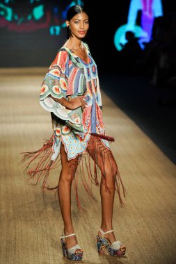 Miami Beach, Fl - 13 Temmuz: Bir modeli pist için Agua Bendita sırasında Paraiso Moda Fuarı'nda Paraiso çadır üzerinde 13 Temmuz 2018 Miami Beach, Florida yürür.                              