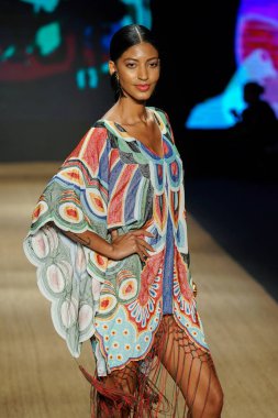 Miami Beach, Fl - 13 Temmuz: Bir modeli pist için Agua Bendita sırasında Paraiso Moda Fuarı'nda Paraiso çadır üzerinde 13 Temmuz 2018 Miami Beach, Florida yürür.                              