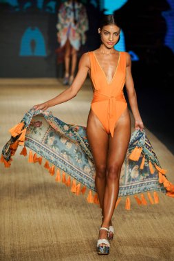 Miami Beach, Fl - 13 Temmuz: Bir modeli pist için Agua Bendita sırasında Paraiso Moda Fuarı'nda Paraiso çadır üzerinde 13 Temmuz 2018 Miami Beach, Florida yürür.                              