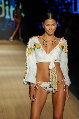 Miami Beach, Fl - 13 Temmuz: Bir modeli pist için Agua Bendita sırasında Paraiso Moda Fuarı'nda Paraiso çadır üzerinde 13 Temmuz 2018 Miami Beach, Florida yürür.                              