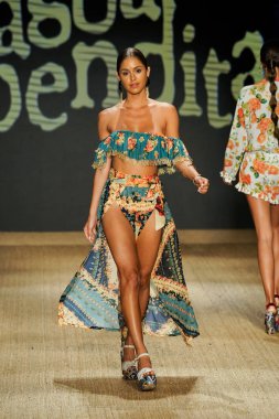 Miami Beach, Fl - 13 Temmuz: Bir modeli pist için Agua Bendita sırasında Paraiso Moda Fuarı'nda Paraiso çadır üzerinde 13 Temmuz 2018 Miami Beach, Florida yürür.                              