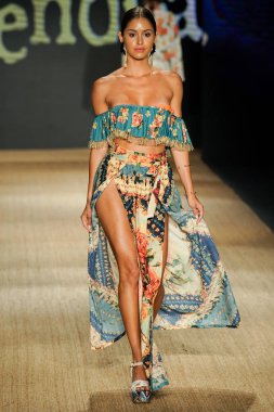 Miami Beach, Fl - 13 Temmuz: Bir modeli pist için Agua Bendita sırasında Paraiso Moda Fuarı'nda Paraiso çadır üzerinde 13 Temmuz 2018 Miami Beach, Florida yürür.                              