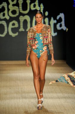 Miami Beach, Fl - 13 Temmuz: Bir modeli pist için Agua Bendita sırasında Paraiso Moda Fuarı'nda Paraiso çadır üzerinde 13 Temmuz 2018 Miami Beach, Florida yürür.                              