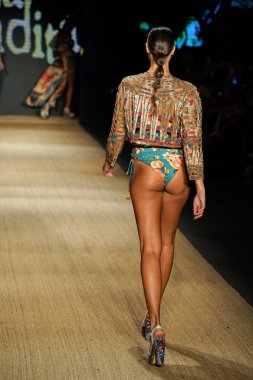 Miami Beach, Fl - 13 Temmuz: Bir modeli pist için Agua Bendita sırasında Paraiso Moda Fuarı'nda Paraiso çadır üzerinde 13 Temmuz 2018 Miami Beach, Florida yürür.                              