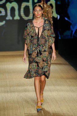 Miami Beach, Fl - 13 Temmuz: Bir modeli pist için Agua Bendita sırasında Paraiso Moda Fuarı'nda Paraiso çadır üzerinde 13 Temmuz 2018 Miami Beach, Florida yürür.                              