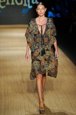 Miami Beach, Fl - 13 Temmuz: Bir modeli pist için Agua Bendita sırasında Paraiso Moda Fuarı'nda Paraiso çadır üzerinde 13 Temmuz 2018 Miami Beach, Florida yürür.                              