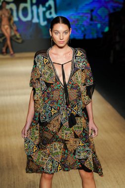Miami Beach, Fl - 13 Temmuz: Bir modeli pist için Agua Bendita sırasında Paraiso Moda Fuarı'nda Paraiso çadır üzerinde 13 Temmuz 2018 Miami Beach, Florida yürür.                              