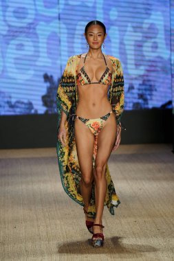 Miami Beach, Fl - 13 Temmuz: Bir modeli pist için Agua Bendita sırasında Paraiso Moda Fuarı'nda Paraiso çadır üzerinde 13 Temmuz 2018 Miami Beach, Florida yürür.                              