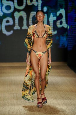 Miami Beach, Fl - 13 Temmuz: Bir modeli pist için Agua Bendita sırasında Paraiso Moda Fuarı'nda Paraiso çadır üzerinde 13 Temmuz 2018 Miami Beach, Florida yürür.                              