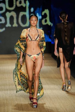 Miami Beach, Fl - 13 Temmuz: Bir modeli pist için Agua Bendita sırasında Paraiso Moda Fuarı'nda Paraiso çadır üzerinde 13 Temmuz 2018 Miami Beach, Florida yürür.                              