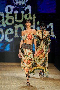 Miami Beach, Fl - 13 Temmuz: Bir modeli pist için Agua Bendita sırasında Paraiso Moda Fuarı'nda Paraiso çadır üzerinde 13 Temmuz 2018 Miami Beach, Florida yürür.                              