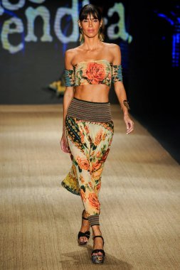 Miami Beach, Fl - 13 Temmuz: Bir modeli pist için Agua Bendita sırasında Paraiso Moda Fuarı'nda Paraiso çadır üzerinde 13 Temmuz 2018 Miami Beach, Florida yürür.                              